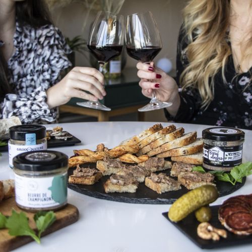 Coffret apéritif gourmet Bocuse, expérience culinaire de qualité supérieure, découverte des saveurs françaises, idéal pour partages conviviaux entre amis et famille.