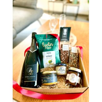 Coffret cadeau apéritif de luxe avec Champagne et produits artisanaux, idéal pour occasions spéciales ou moments conviviaux entre amis