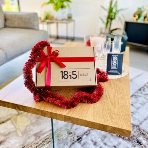 Coffret cadeau apéritif de luxe avec Champagne et produits artisanaux, idéal pour occasions spéciales ou moments conviviaux entre amis
