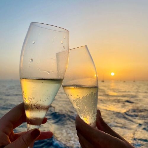Coffret cadeau apéritif de luxe avec Champagne et produits artisanaux, idéal pour occasions spéciales ou moments conviviaux entre amis