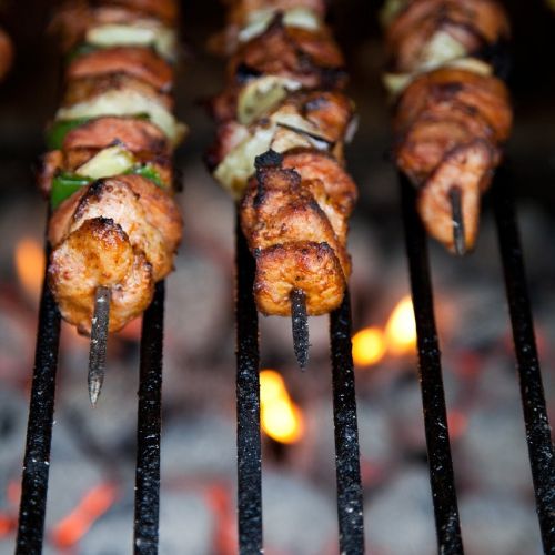 Livre La Nouvelle Bible du Barbecue Weber avec 175 recettes pour amateurs de grillades, idées cadeaux parfaites pour passionnés de barbecue.