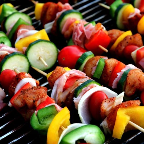 Livre La Nouvelle Bible du Barbecue Weber avec 175 recettes pour amateurs de grillades, idées cadeaux parfaites pour passionnés de barbecue.