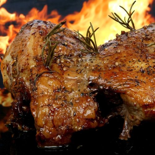 Livre La Nouvelle Bible du Barbecue Weber avec 175 recettes pour amateurs de grillades, idées cadeaux parfaites pour passionnés de barbecue.
