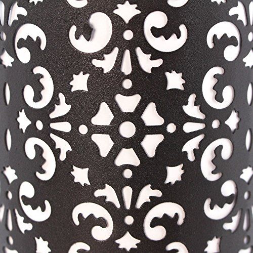 Photophore d'ambiance en métal ciselé, motifs créant des jeux d'ombre et de lumière, design estampillé Paisley.