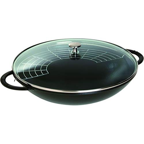 Wok en fonte Staub pour des plats festifs dignes d'un chef, fusion tradition et modernité.