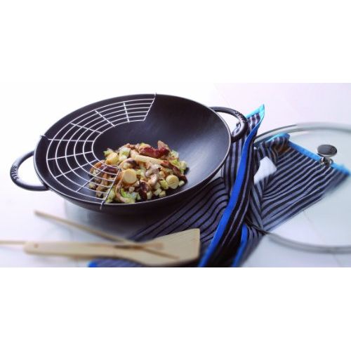 Wok en fonte Staub premium, polyvalent, durable, idéal pour cuisines modernes, cadeau parfait, amateurs de cuisine raffinée, fabrication française artisanale.