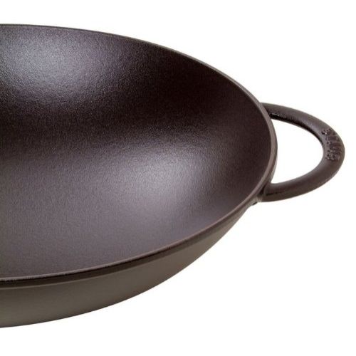 Wok en fonte Staub premium, polyvalent, durable, idéal pour cuisines modernes, cadeau parfait, amateurs de cuisine raffinée, fabrication française artisanale.