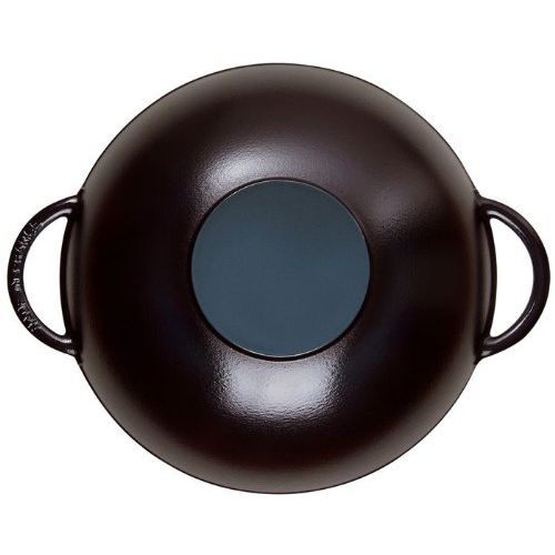 Wok en fonte Staub premium, polyvalent, durable, idéal pour cuisines modernes, cadeau parfait, amateurs de cuisine raffinée, fabrication française artisanale.