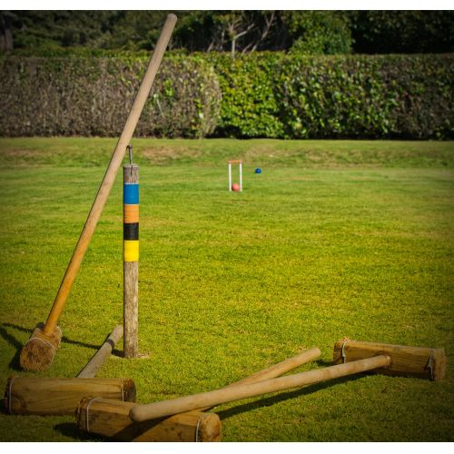 Jeu de croquet en bois vintage complet avec marteaux, arceaux, piquets et housse.