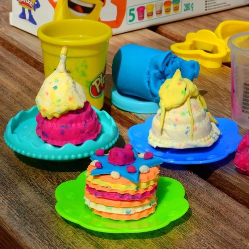 Enfant découvrant 20 pots de Play-Doh colorés pour créativité et art