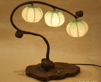 Lampe en partie composé de papier Coréen hanji