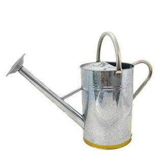 Arrosoir vintage en fer galvanisé et détails en cuivre pour un jardinage élégant et pratique.