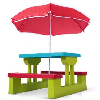 Une petite table, deux bancs et parasol faits pour un jeune enfant