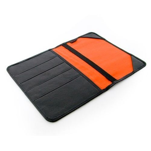 Étui en cuir Nappa personnalisable pour passeport avec emplacements pour cartes et option de gravure de message ou initiales.