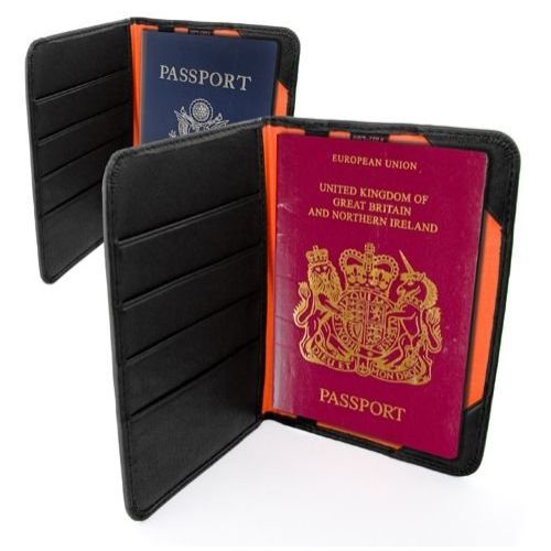 Étui en cuir Nappa personnalisable pour passeport avec emplacements pour cartes et option de gravure de message ou initiales.