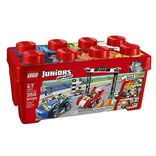 Enfant construisant LEGO Rallye Automobile pour jeu éducatif et divertissant