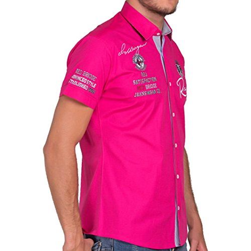 Chemise Redbridge colorée à manches courtes, en coton et élasthanne, élégante et confortable pour hommes soucieux de style et originalité.