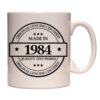 Mug vintage 1984 design avec inscription Aged to Perfection, cadeau idéal pour amateurs de rétro.