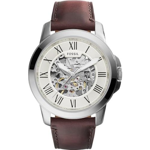 Homme appréciant montre automatique Fossil élégante bracelet cuir mécanisme fiable.