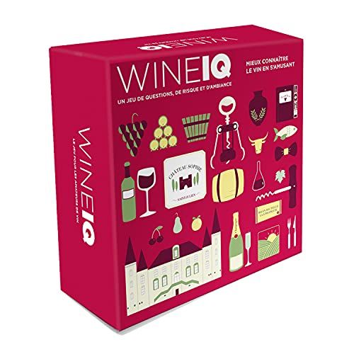 Père souriant jouant à WineIQ, jeu de vin et stratégie familiale