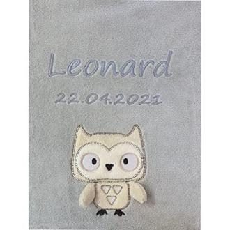 Couverture pour bébé personnalisée avec prénom, broderie élégante, motifs animaliers ludiques, tissu doux, cadeau idéal pour naissance, souvenir mémorable et pratique.