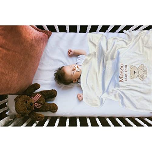 Couverture pour bébé personnalisée avec prénom, broderie élégante, motifs animaliers ludiques, tissu doux, cadeau idéal pour naissance, souvenir mémorable et pratique.