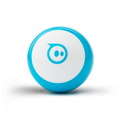 Enfant jouant avec Sphero Mini, sphère robotique programmable pour apprendre le codage.