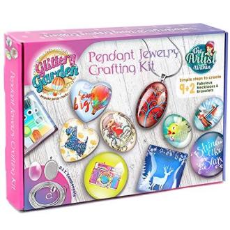 Kit de création de bijoux pour enfants avec outils et matériaux pour colliers et bracelets personnalisés.