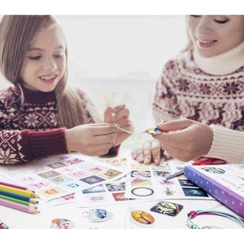 Kit de création de bijoux pour enfants avec outils et matériaux pour colliers et bracelets personnalisés.