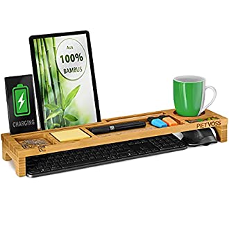 Un organisateur de bureau et clavier en bambou