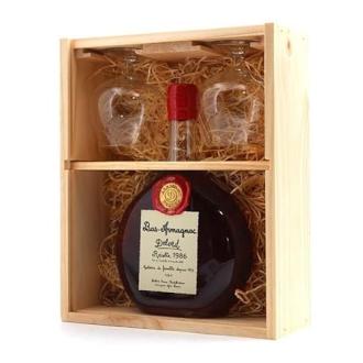 Coffret Armagnac Delord avec deux verres de dégustation en bois élégant pour amateurs d'alcool raffiné