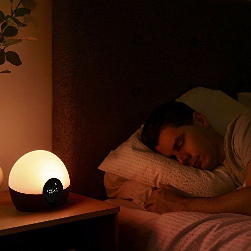 Simulateur d'aube Lumie imitant lever et coucher de soleil pour réveils progressifs et endormissements paisibles.