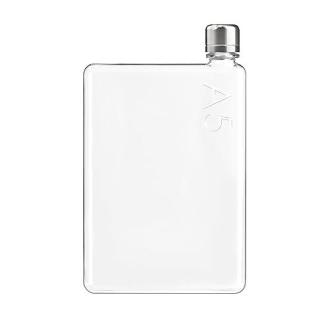 Bouteille d'eau plate Memobottle A5 écoresponsable design minimaliste dans sac à main.