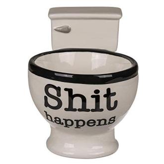 Mug insolite en forme de toilette avec inscription 'Shit happens!', fait en faïence pour pauses café humoristiques.