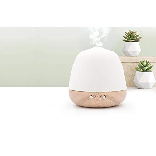 Diffuseur d'huiles essentielles Pranarôm Cera en bois d'hévéa et céramique, design italien élégant, diffusion ultrasonique, ambiance lumineuse apaisante.