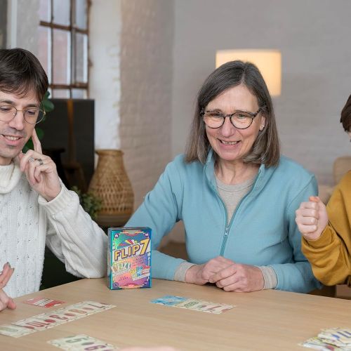 Jeu de cartes Flip 7 par Catch Up Games, idéal pour animer soirées familiales, règles simples, amusant et convivial. Un cadeau parfait !