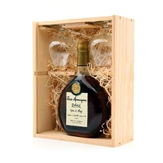 Coffret Armagnac Delord avec deux verres de dégustation en bois élégant pour amateurs d'alcool raffiné