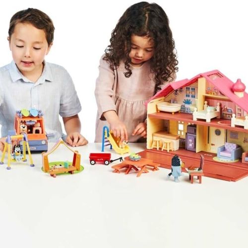 Coffret figurines articulées Bluey, idéal pour enfants 3-6 ans, stimule créativité et aventures magiques, cadeau parfait pour toutes occasions, facile à manipuler.