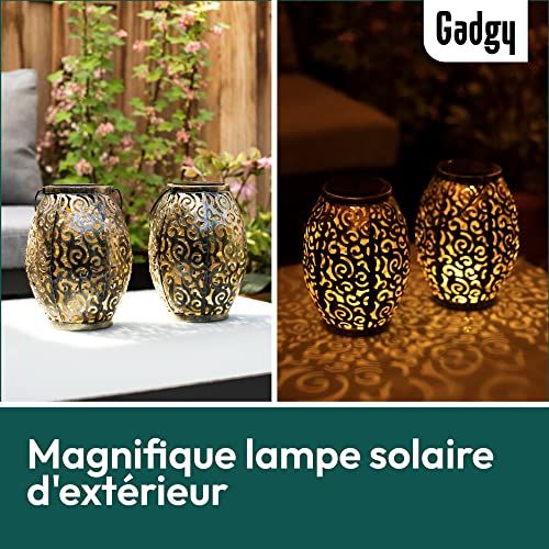 Lanterne solaire marocaine Gadgy éclairant un jardin avec des motifs orientaux.