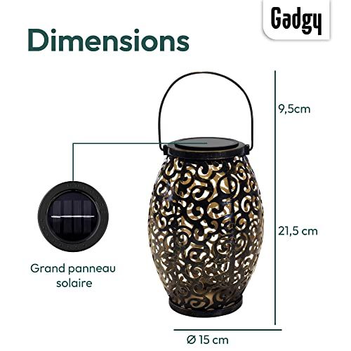 Lanterne solaire marocaine Gadgy éclairant un jardin avec des motifs orientaux.