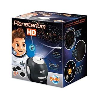 Planétarium HD Buki illuminant un salon avec étoiles et constellations projetées, éducatif et interactif.