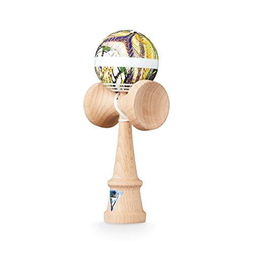 Kendama en bois traditionnel japonais pour l'apprentissage de la dextérité et la concentration.