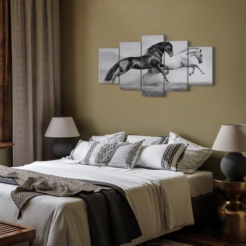 Tableau mural artistique en cinq parties illustrant deux chevaux en noir et blanc, décoration élégante et puissante pour salon ou bureau moderne.