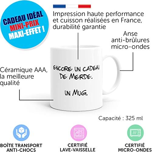 Mug humoristique 'Cadeau de merde' avec message drôle, idéal pour anniversaire ou occasion spéciale, lave-vaisselle et micro-ondes sûrs.