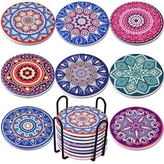 Ensemble de sous-verres en céramique avec motifs mandala et support en métal noir.