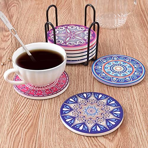 Ensemble de sous-verres en céramique avec motifs mandala et support en métal noir.