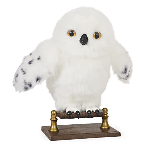 Peluche interactive Hedwige Harry Potter avec réactions sonores et tactiles sur perchoir.