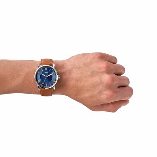 Montre Fossil élégante avec bracelet en cuir et cadran épuré, idéale pour cadeaux, alliant style et fonctionnalité, parfait pour toutes occasions.