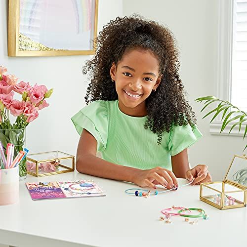 Kit créatif pour fabriquer des bracelets Princesses Disney, idéal pour enfants, avec breloques de Ariel, Tiana, Aurore, développe créativité et compétences motrices.