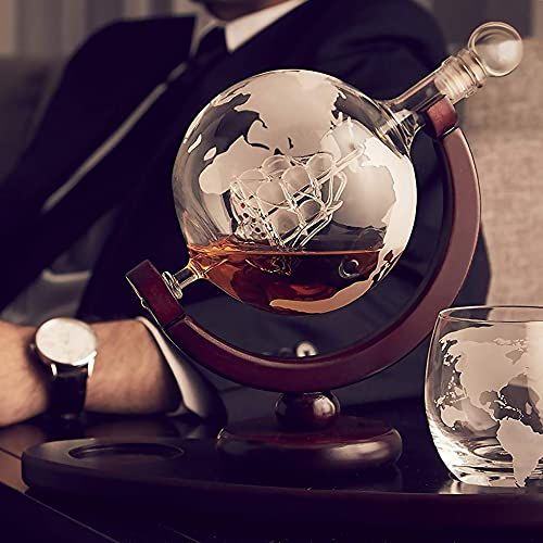 Carafe à whisky globe élégante avec voilier et gravure personnalisable, idéale pour amateurs de spiritueux.